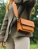 Cognac schoudertas harper mini