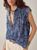 Blauwe mouwloze blouse sakura mina