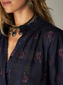 Donkerblauwe blouse met bloemen sabine