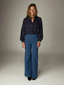 Donkerblauwe blouse met bloemen sabine