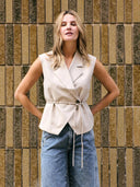 Beige gilet met ceintuur evelora-m
