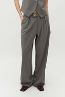 Grijze pantalon met asymmetrische knoop rosalyn-m
