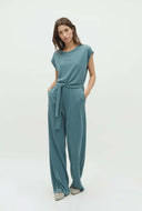 Zeegroene jumpsuit met ceintuur