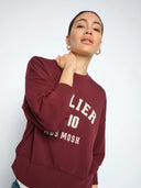 Bordeaux sweater met varsity print mmnima