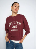 Bordeaux sweater met varsity print mmnima
