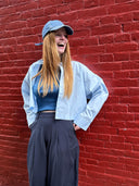 Licht blauwe cropped blouse liene zenika