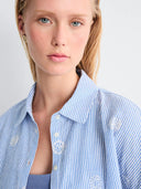 Blauwe blouse met borduursel wabean