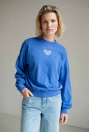 Blauwe sweater met logo detail