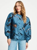Blauwe blouse met bloemenpatroon