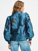 Blauwe blouse met bloemenpatroon