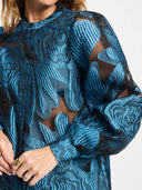 Blauwe blouse met bloemenpatroon