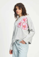 Lichtgrijze sweater met bloemen