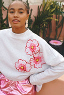 Lichtgrijze sweater met bloemen