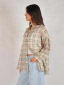 Zandkleurige geruite blouse