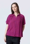 Paarse blouse met korte mouwen