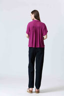 Paarse blouse met korte mouwen