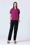 Paarse blouse met korte mouwen