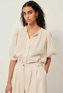Ecrukleurige blouse a view