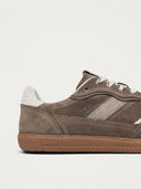 Taupe sneakers rife