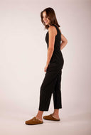 zwarte mouwloze jumpsuit rafflesia