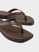 Donkerbruine leren teenslippers izzy